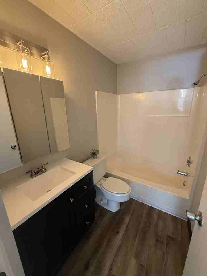 CHURCHILL SQUARE -- 318 - Photo 4 of 5