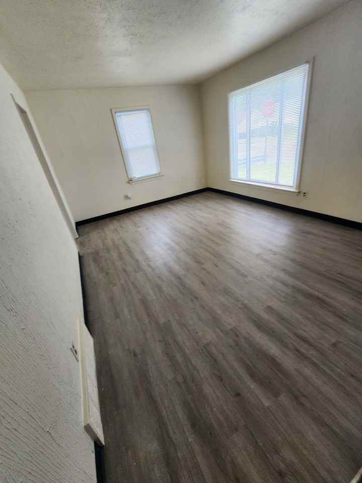 12221 Sobieski Ave - Photo 3 of 39