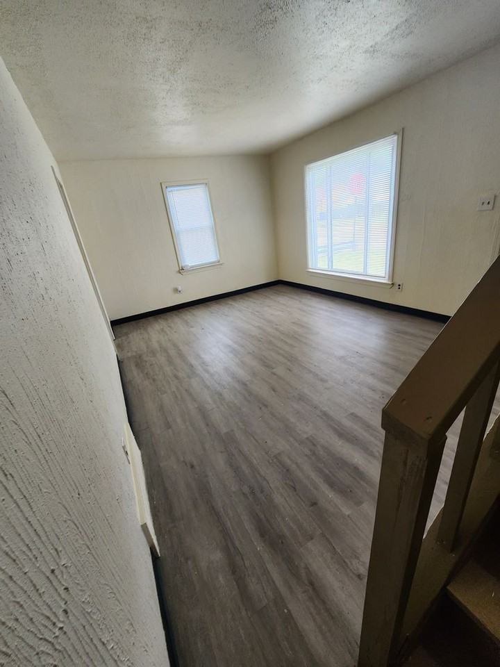 12221 Sobieski Ave - Photo 4 of 39