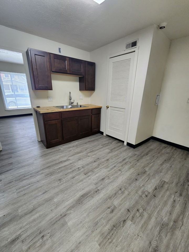 12221 Sobieski Ave - Photo 5 of 39