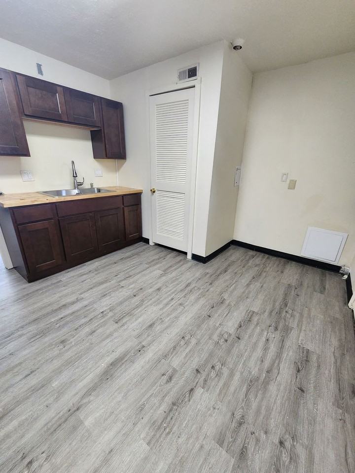 12221 Sobieski Ave - Photo 6 of 39