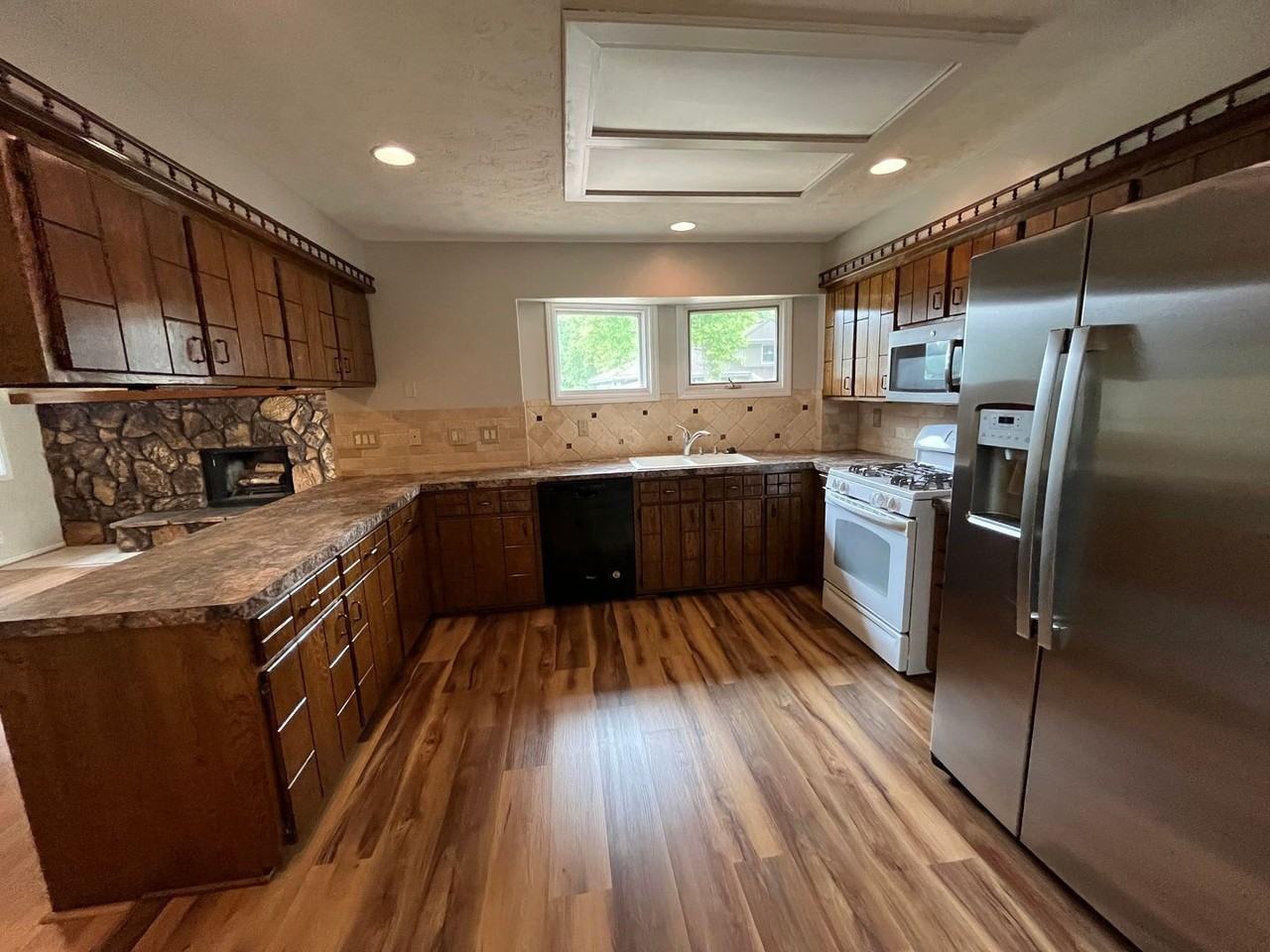 705 S 153rd Cir - Photo 2 of 14