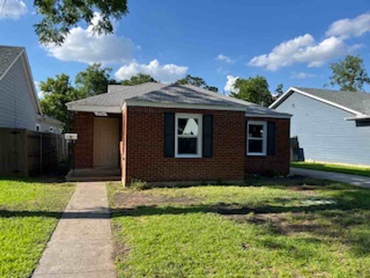 2704 W Bewick St - Photo 2 of 20