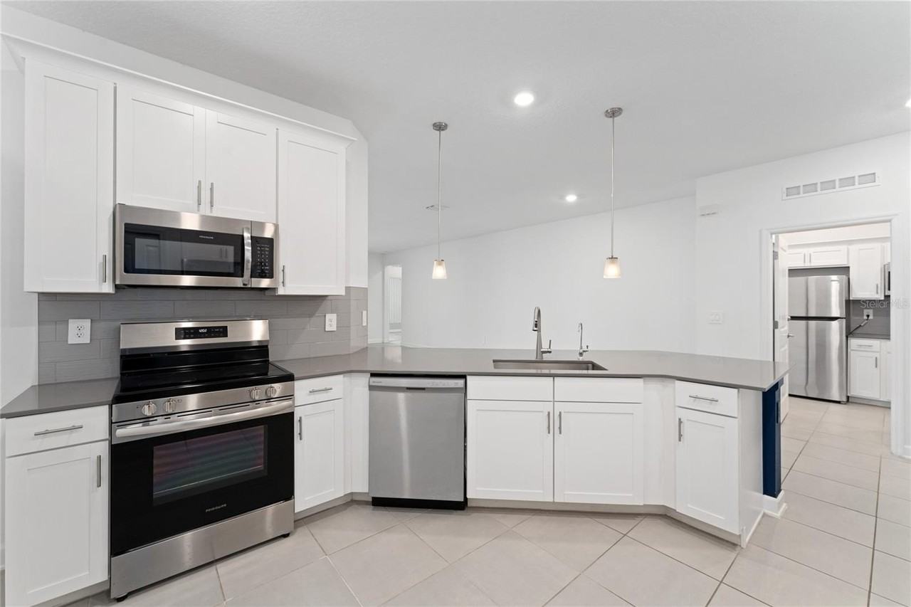 4751 Waltham Forest Dr - Photo 4 of 32