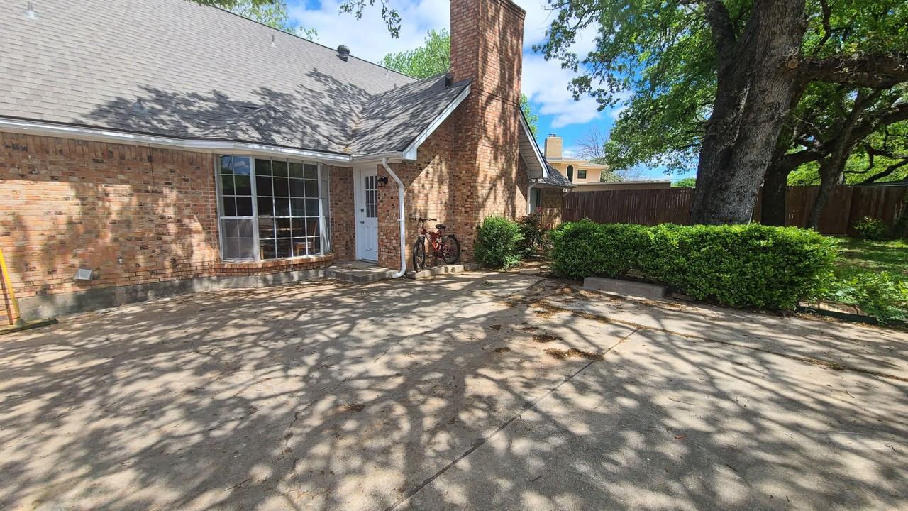 Saint Claire Dr - Photo 4 of 7