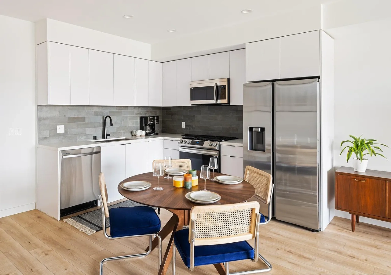 1112 Locust Ave - Photo 2 of 9