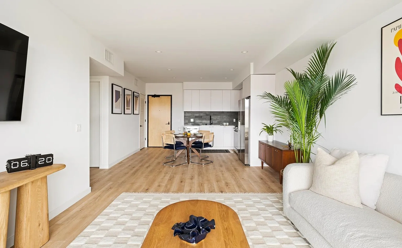 1112 Locust Ave - Photo 3 of 9