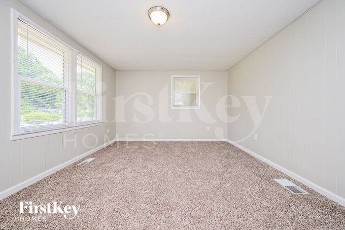 210 King Blvd - Photo 2 of 16