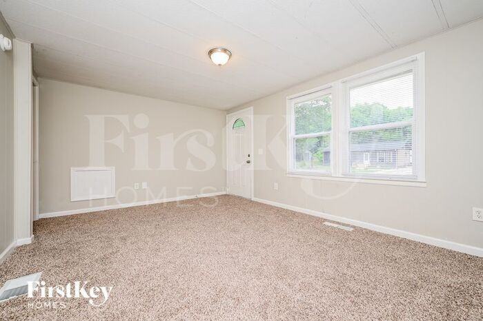 210 King Blvd - Photo 3 of 16