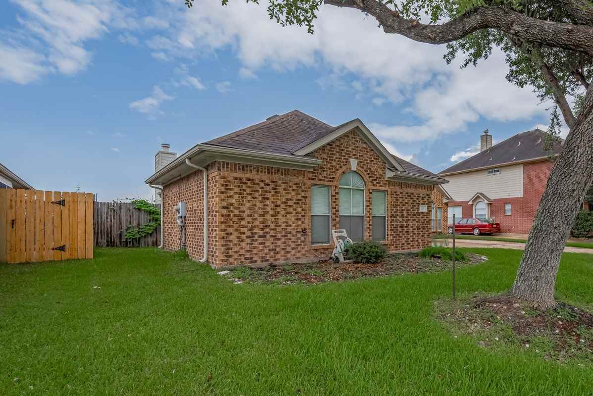 311 N Esplanade Ln - Photo 2 of 42