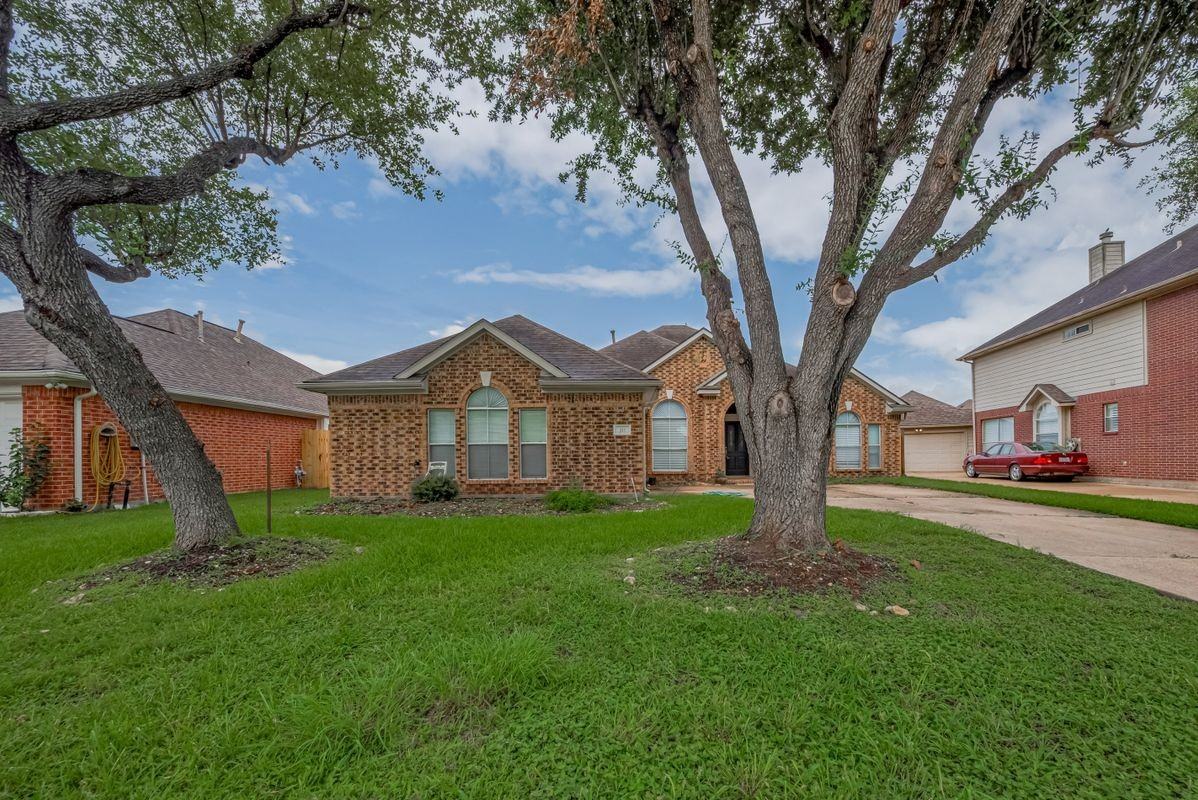 311 N Esplanade Ln - Photo 3 of 42