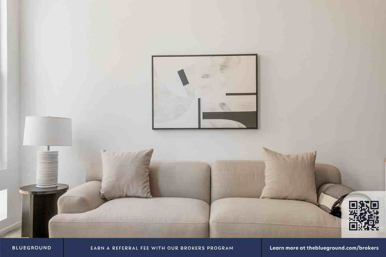 435 South Detroit Street - Photo 4 of 34