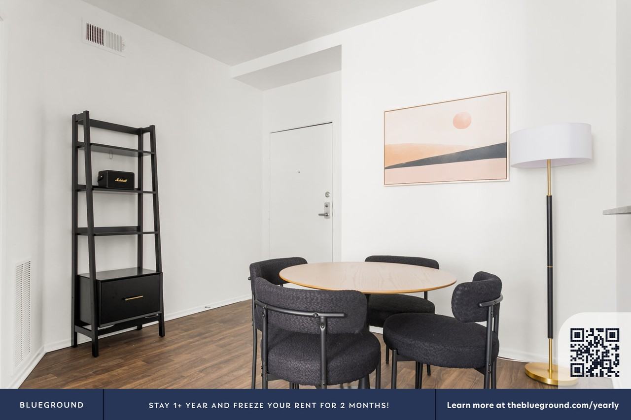 435 South Detroit Street - Photo 7 of 34