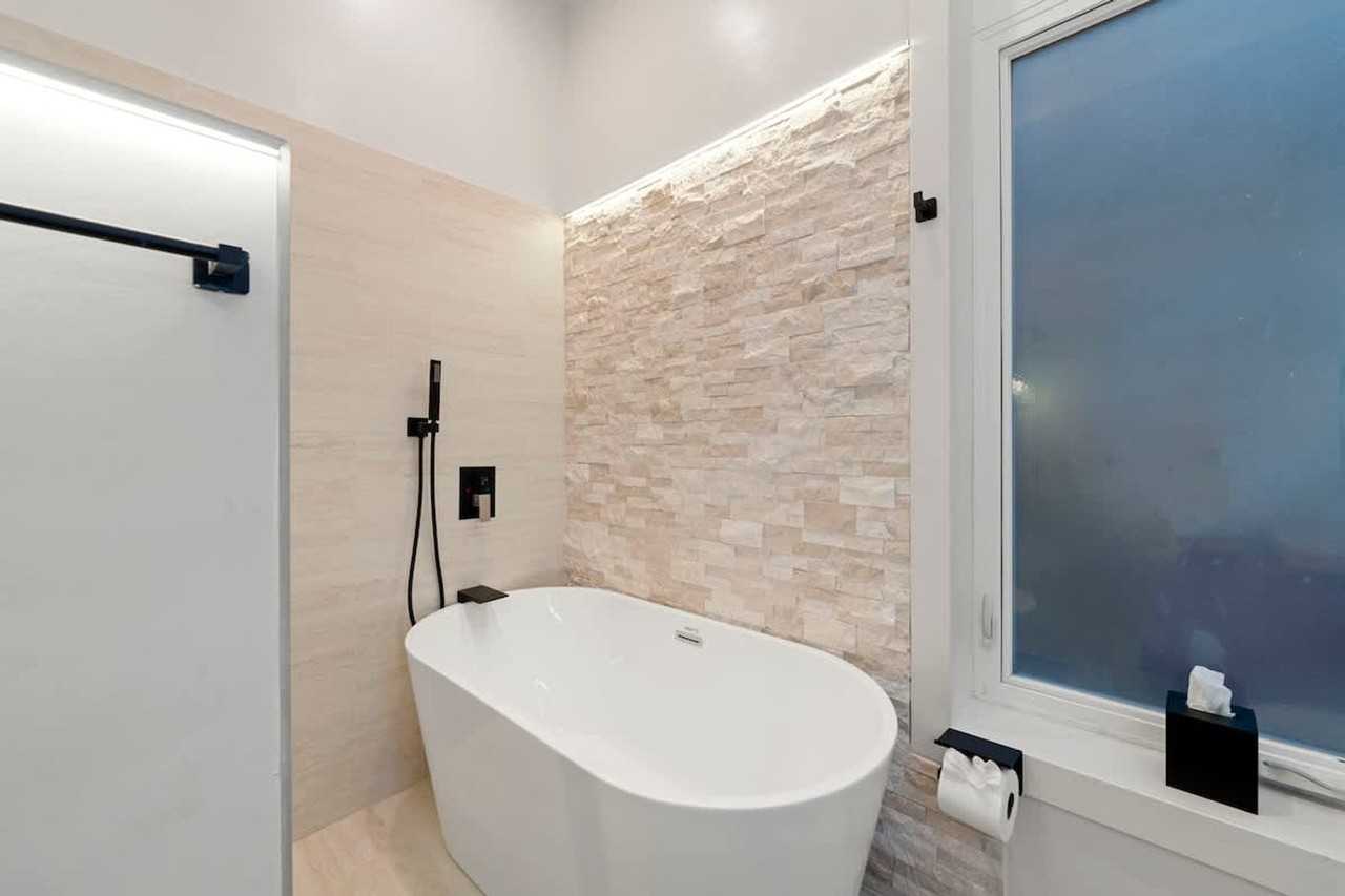 1543 N Claremont Ave #1244945P - Photo 4 of 43