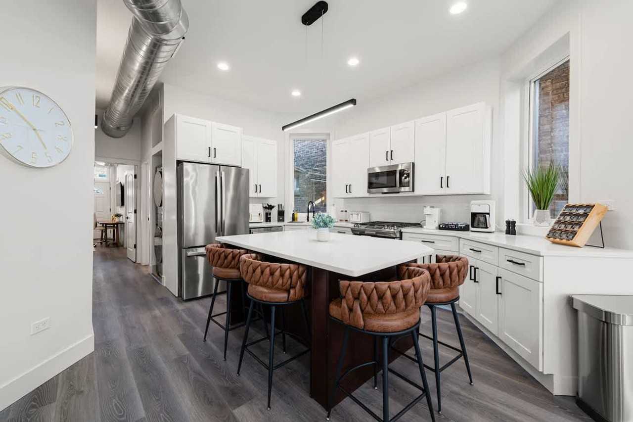 1543 N Claremont Ave #1244945P - Photo 3 of 43