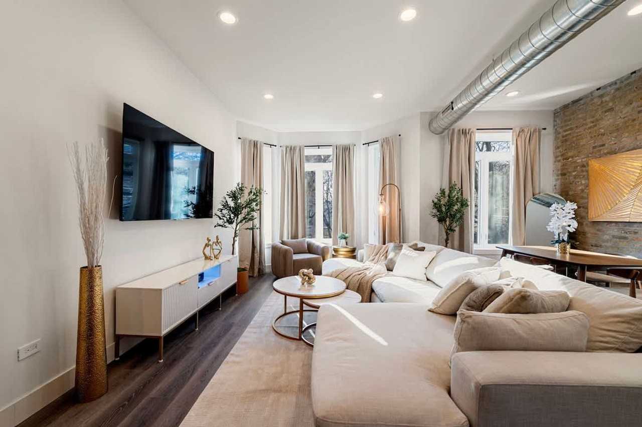 1543 N Claremont Ave #1244945P - Photo 5 of 43