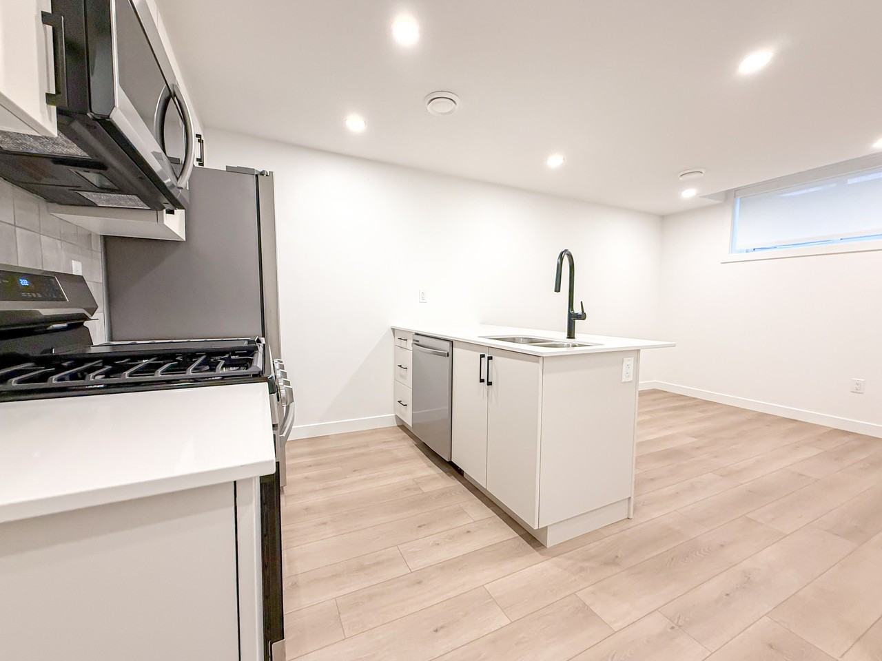 12409 122 Ave Nw - Photo 3 of 10