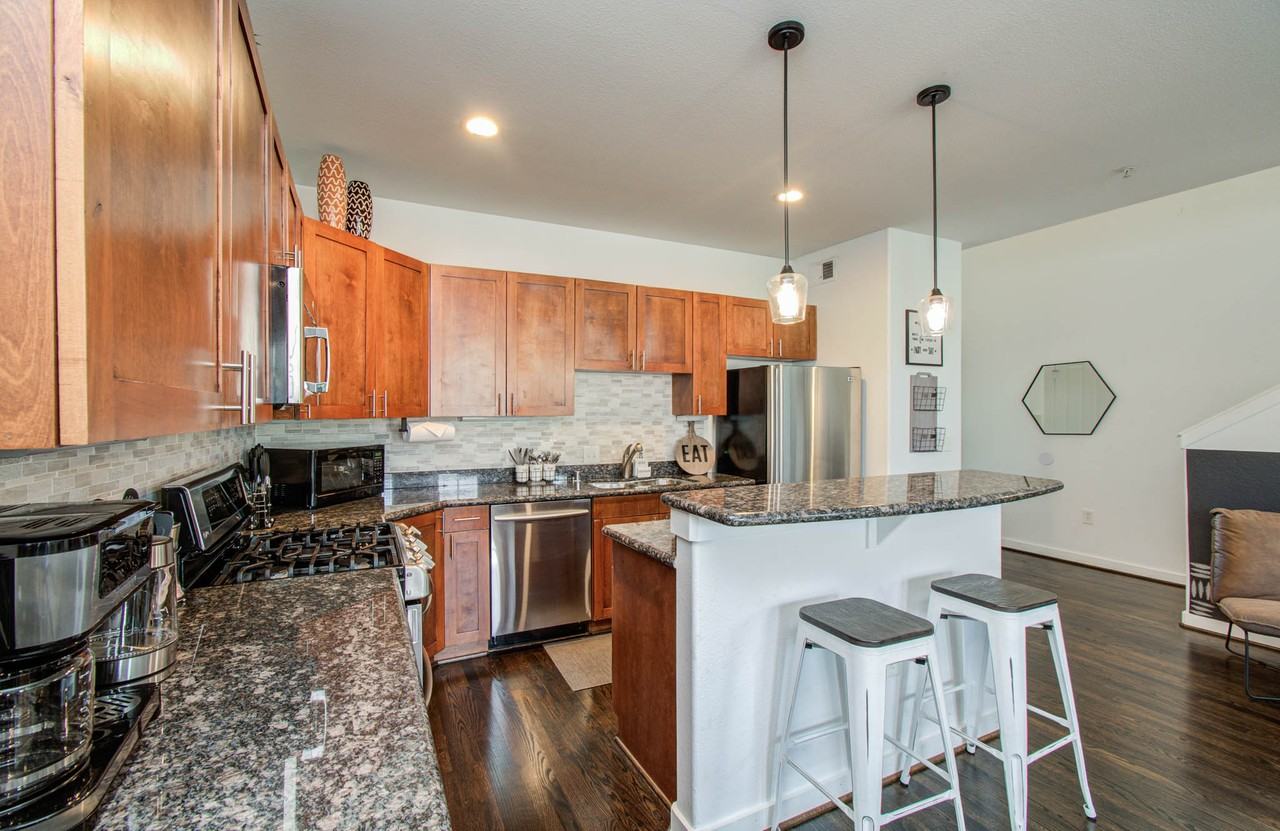 2216 Chenevert St #16 - Photo 3 of 27