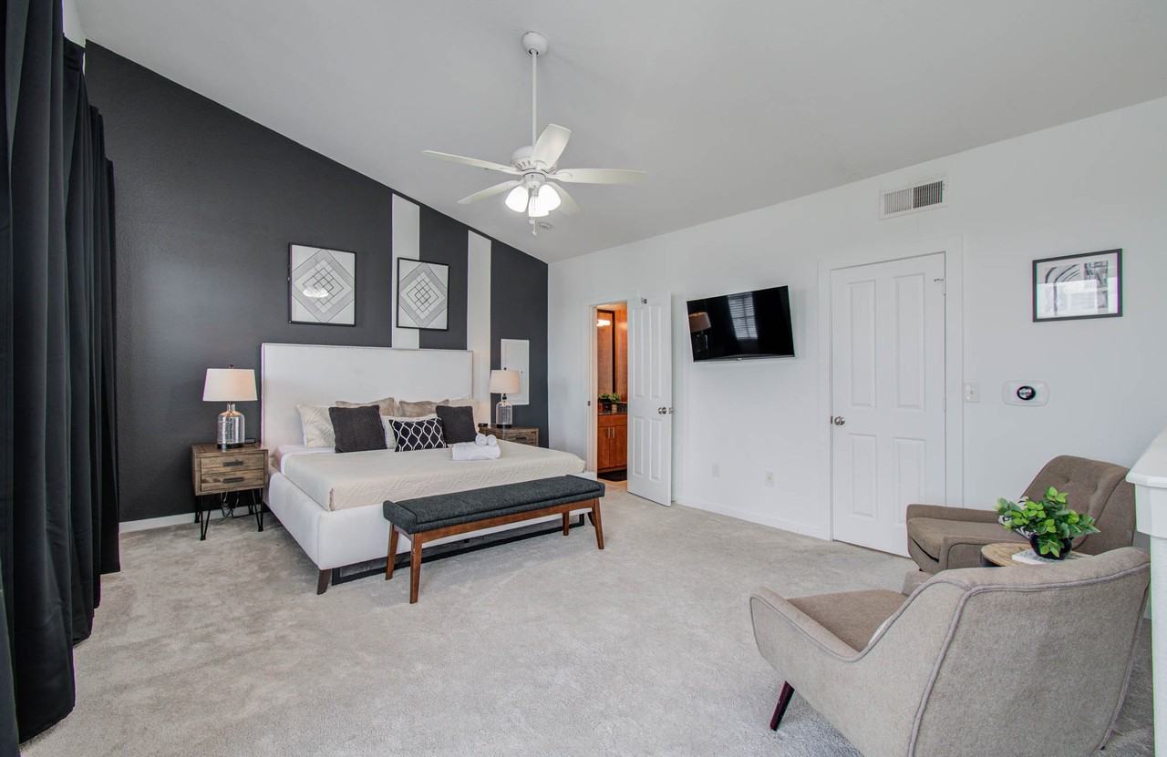 2216 Chenevert St #16 - Photo 4 of 27