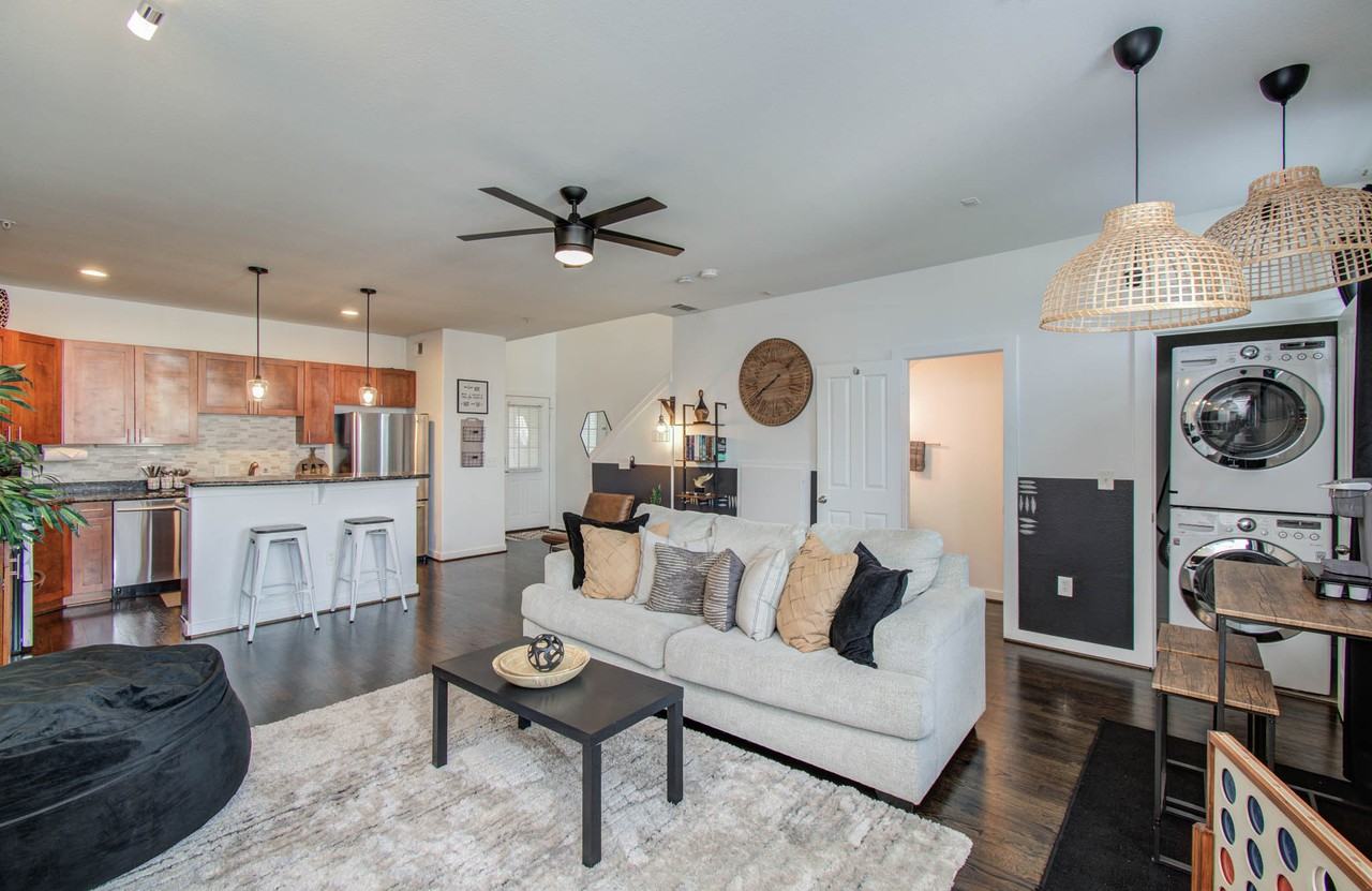 2216 Chenevert St #16 - Photo 6 of 27