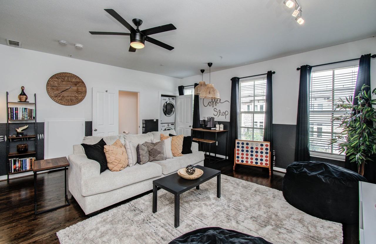 2216 Chenevert St #16 - Photo 7 of 27