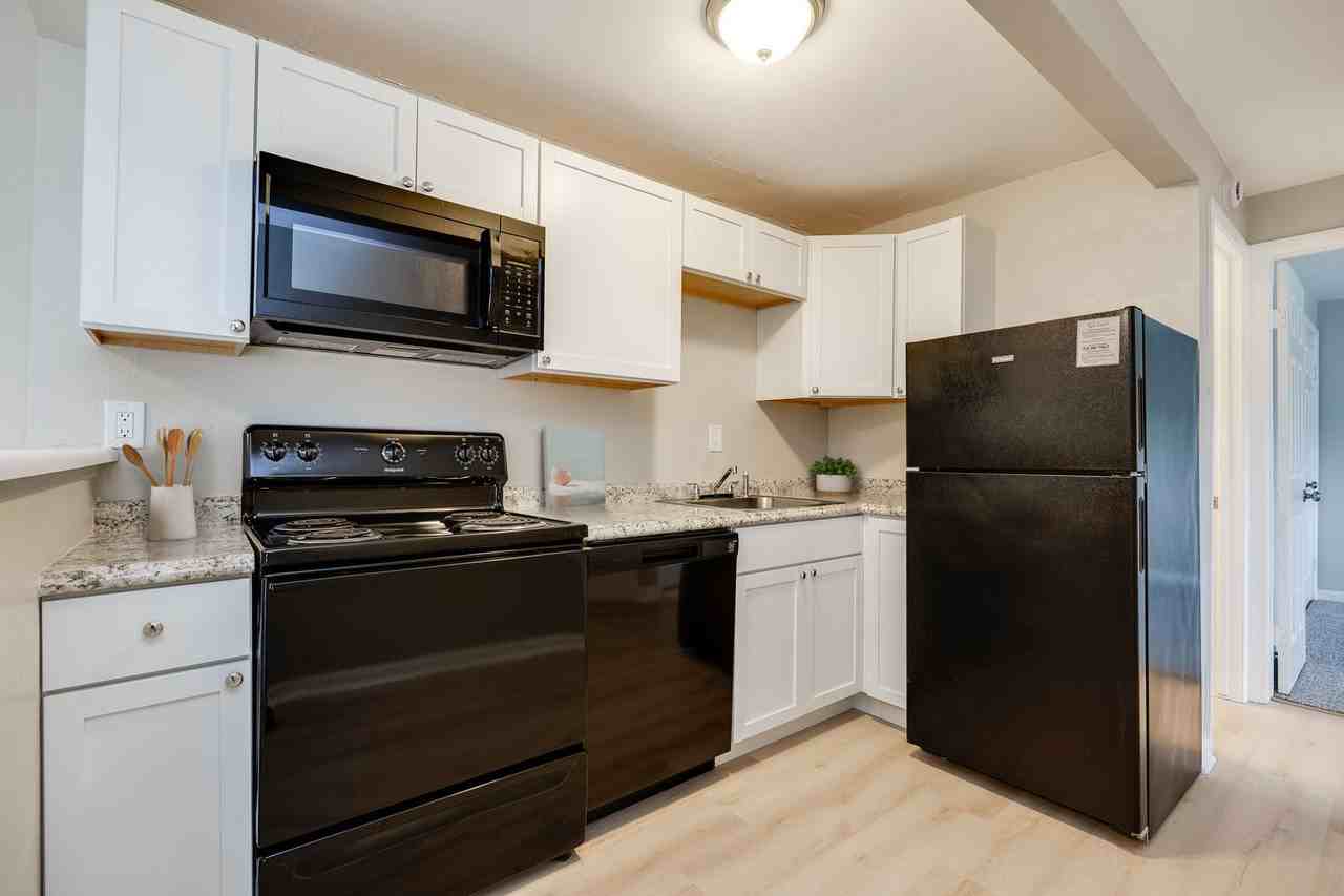 Monroe Terrace Apartments - Photo 3 of 18