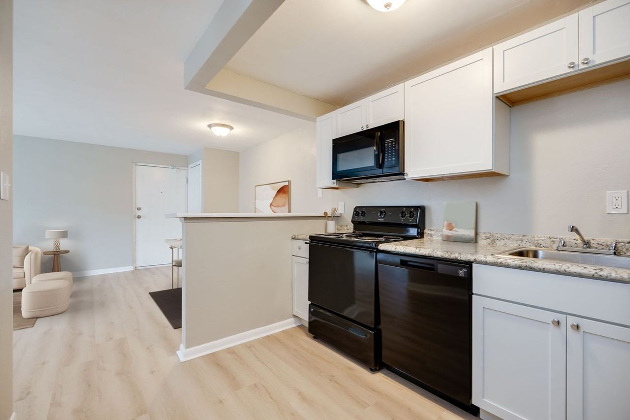Monroe Terrace Apartments - Photo 4 of 18