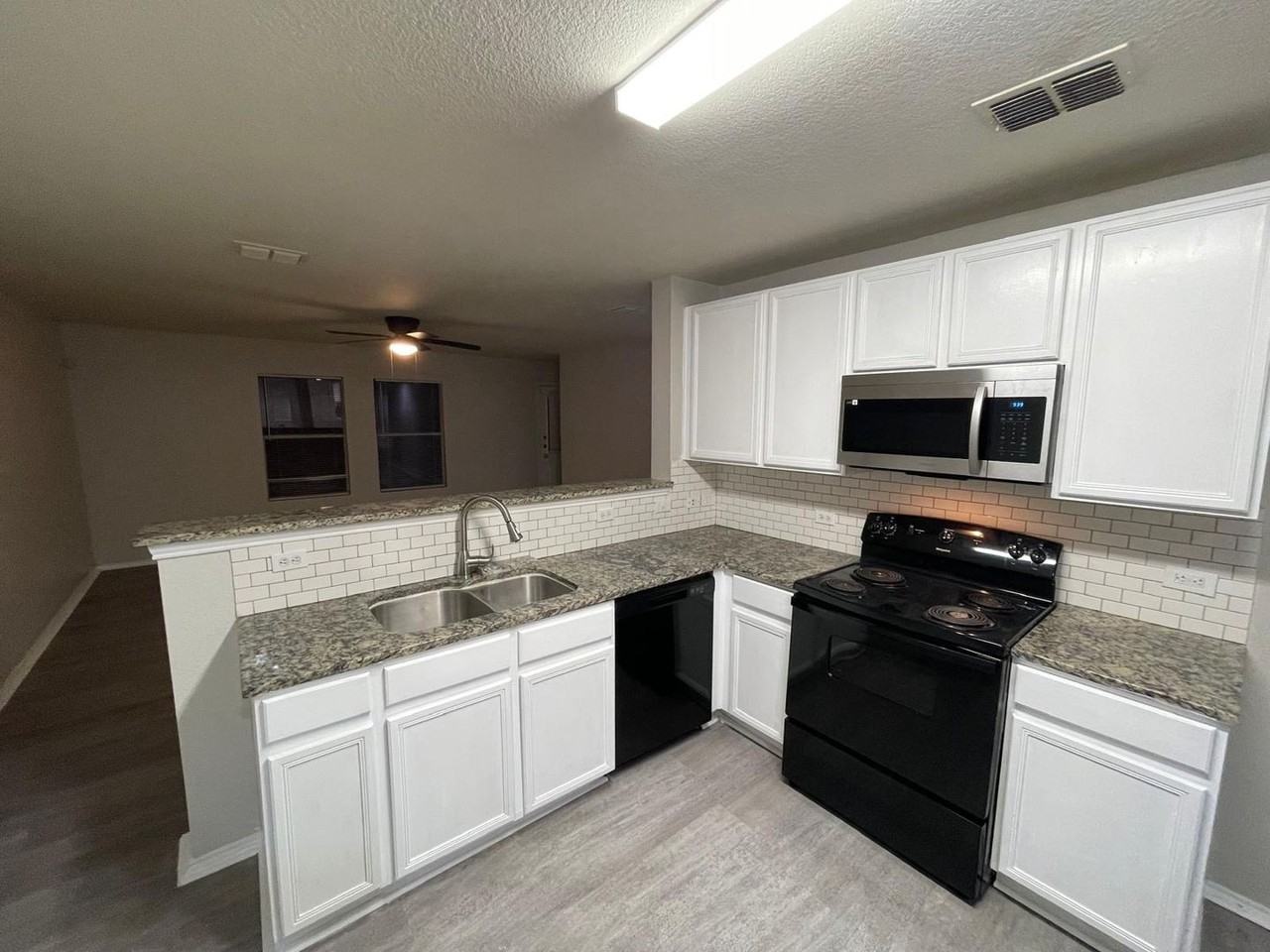 1512 Queens Brook Ln - Photo 4 of 27