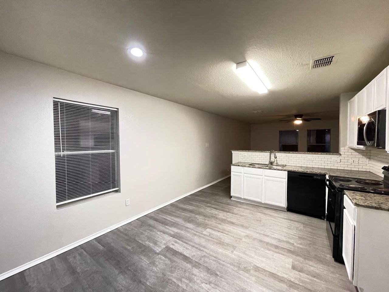 1512 Queens Brook Ln - Photo 5 of 27