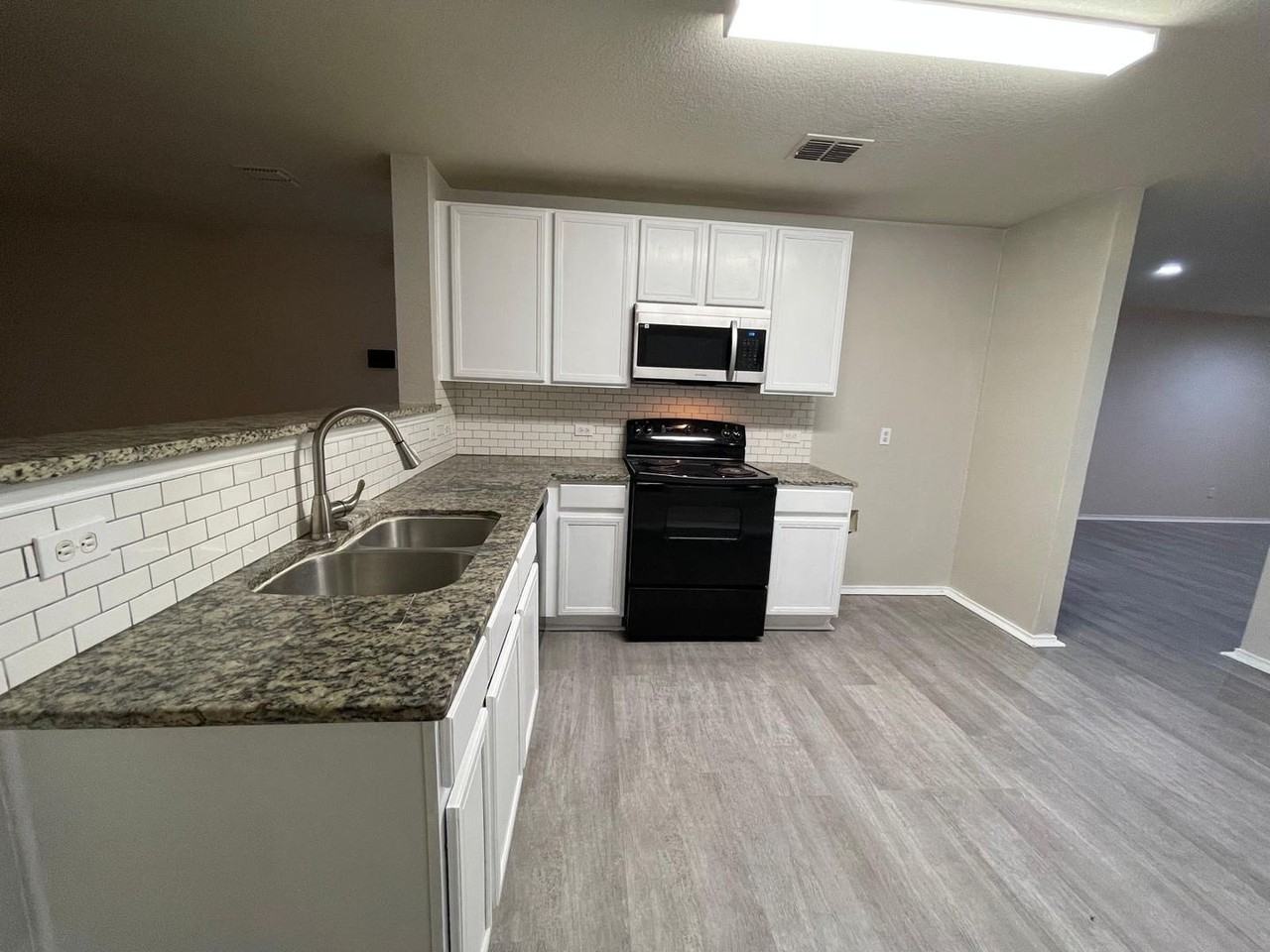 1512 Queens Brook Ln - Photo 6 of 27