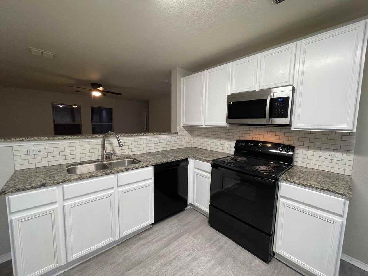 1512 Queens Brook Ln - Photo 7 of 27