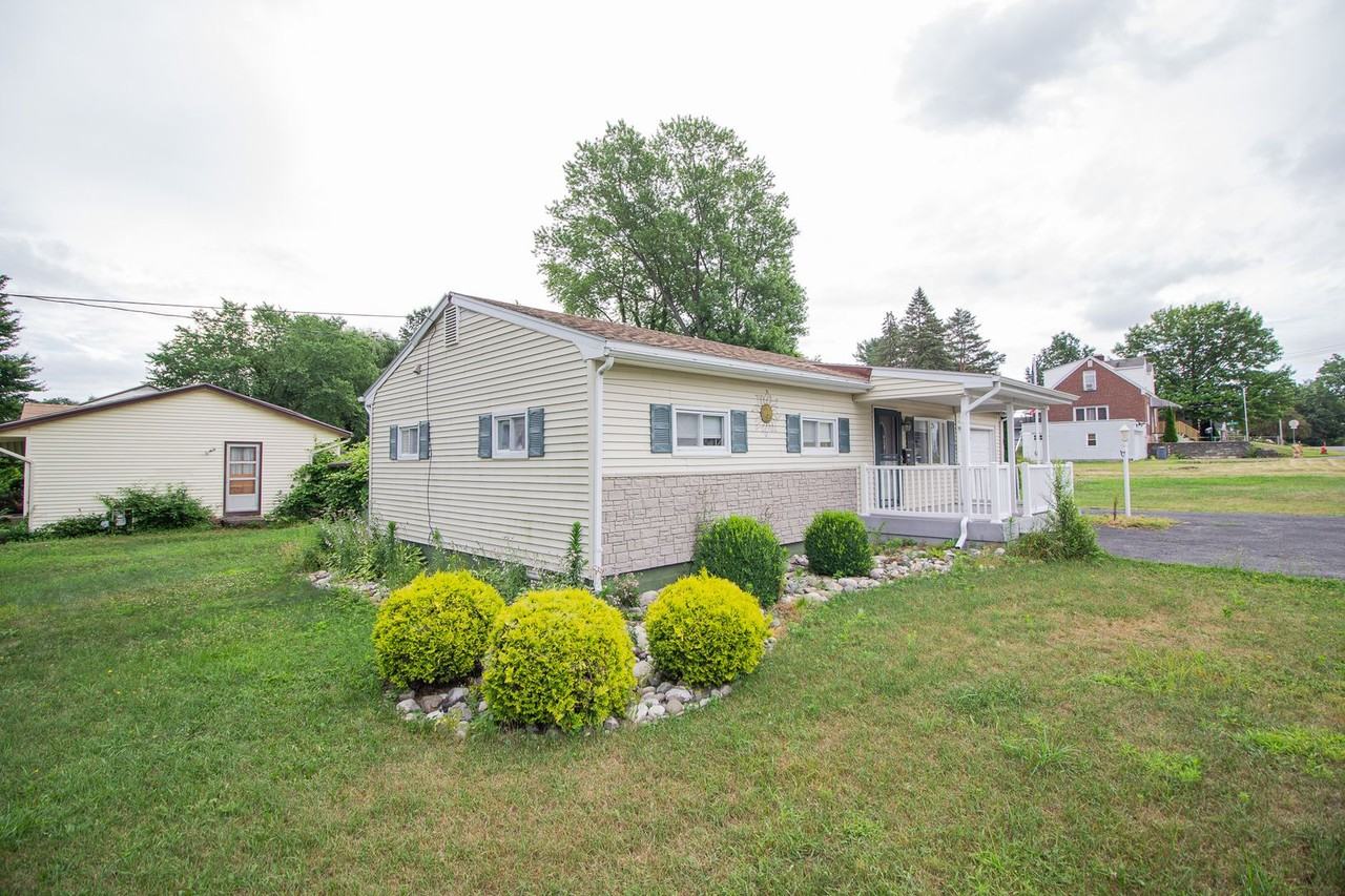 3275 Maryvale Dr - Photo 3 of 17