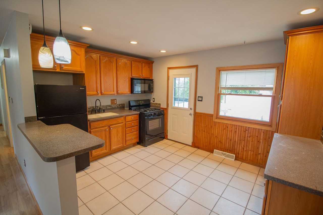 3275 Maryvale Dr - Photo 5 of 17