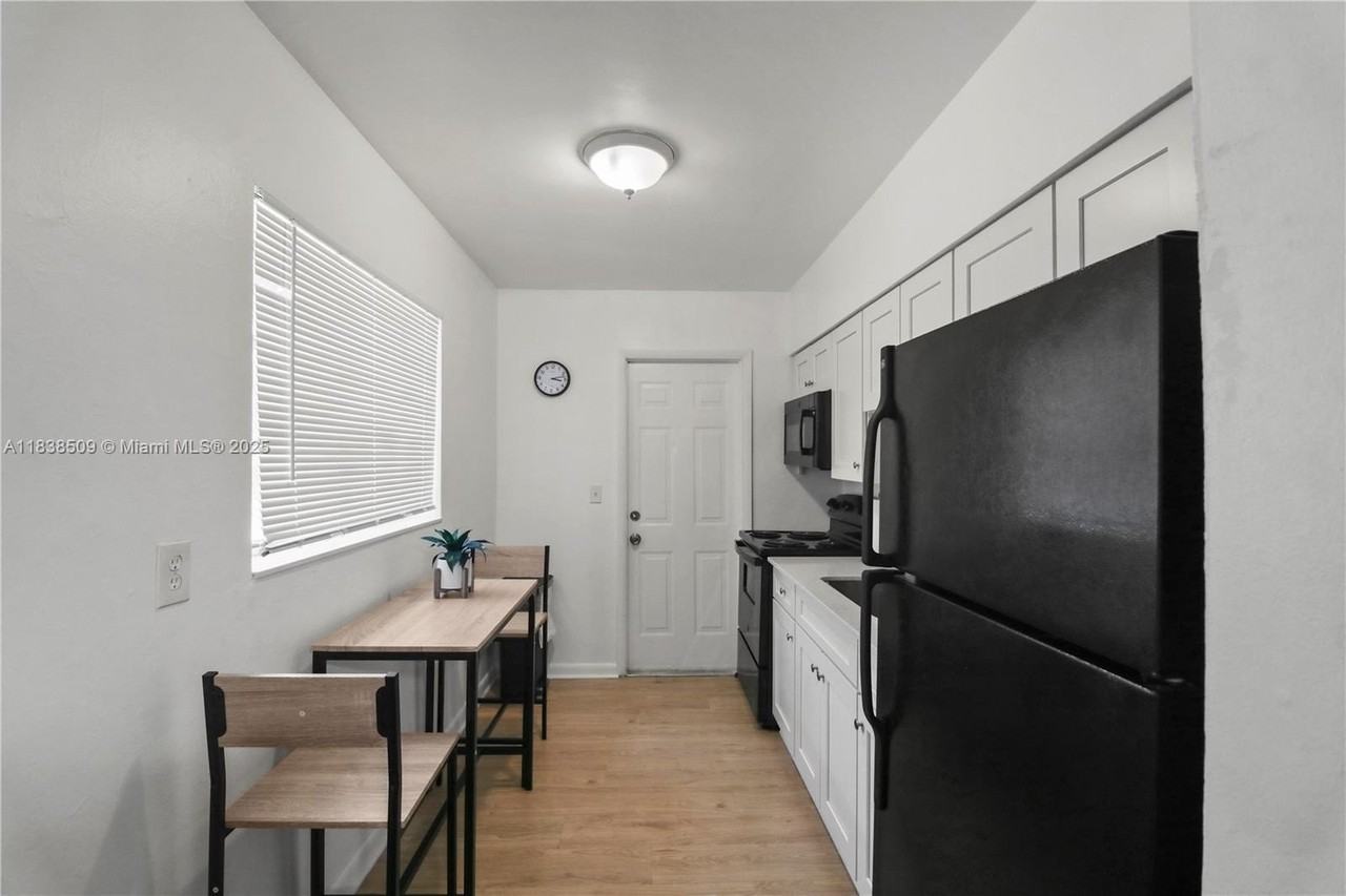 717 Sw 13th Ave #1 - Photo 2 of 9