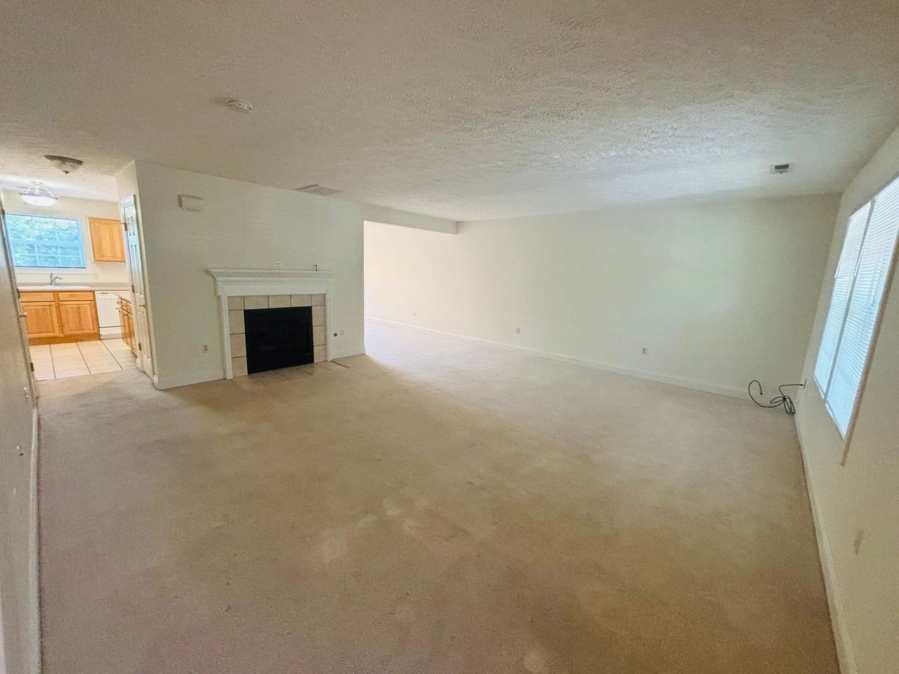 385 Oaktree Blvd - Photo 2 of 19