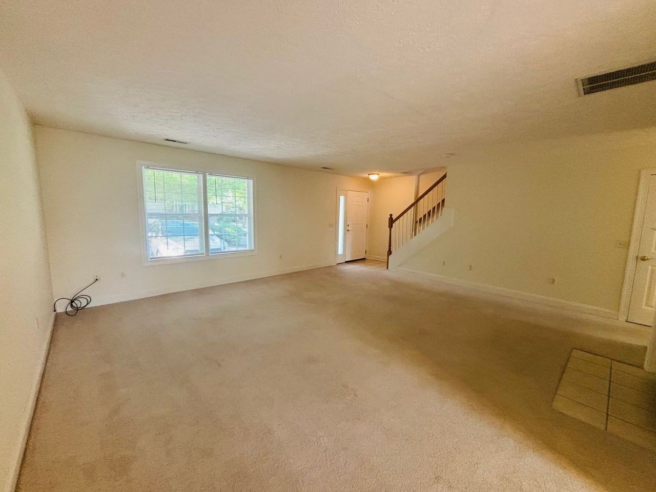 385 Oaktree Blvd - Photo 4 of 19