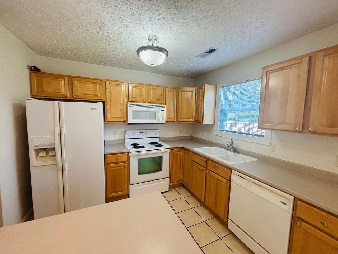 385 Oaktree Blvd - Photo 7 of 19