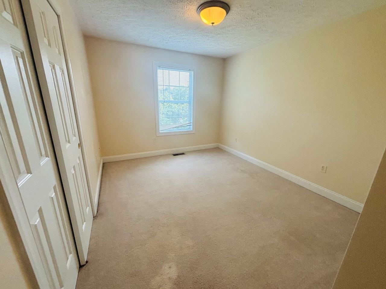 385 Oaktree Blvd - Photo 5 of 18