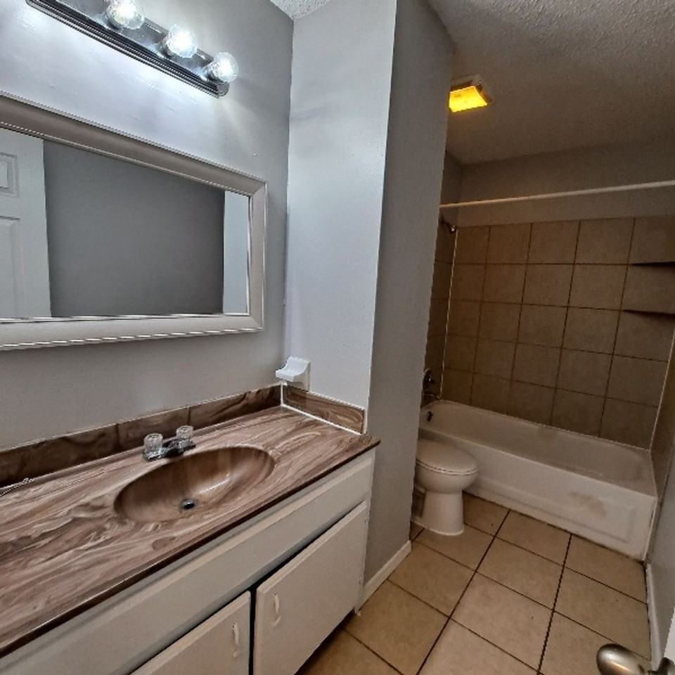 3785 Walsingham Dr - Photo 5 of 11