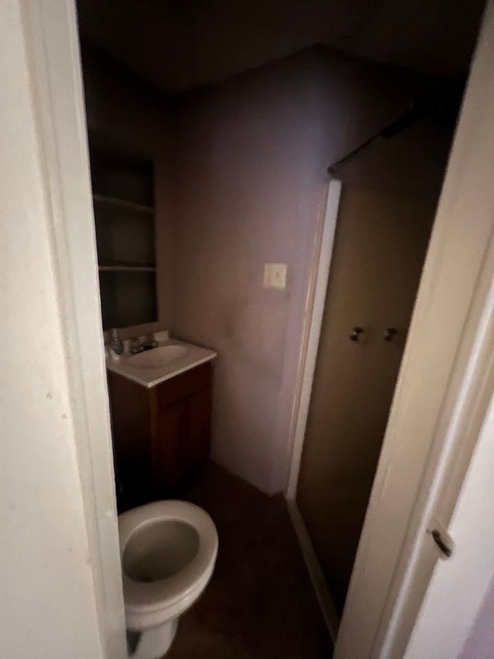 1043 Franklin St - Photo 3 of 4