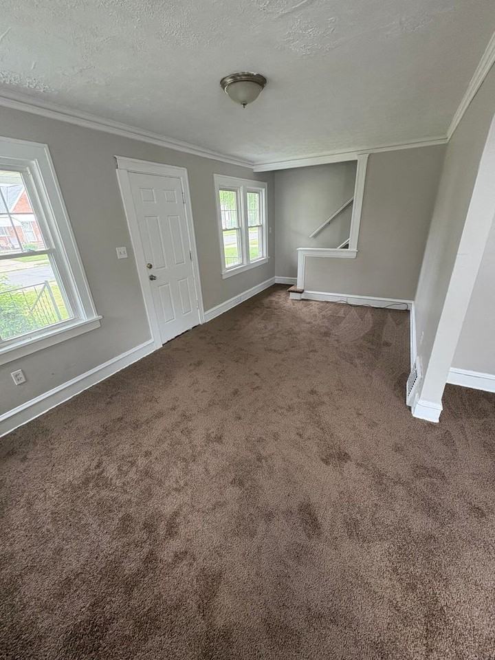 11104 Plymouth Ave - Photo 2 of 9