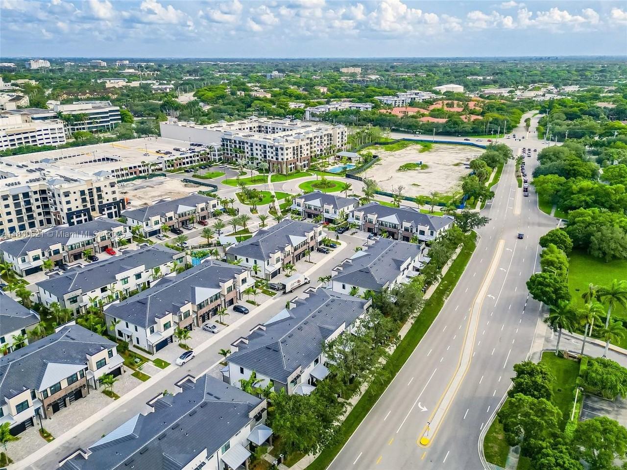 Nw 7th Cir - Photo 3 of 33