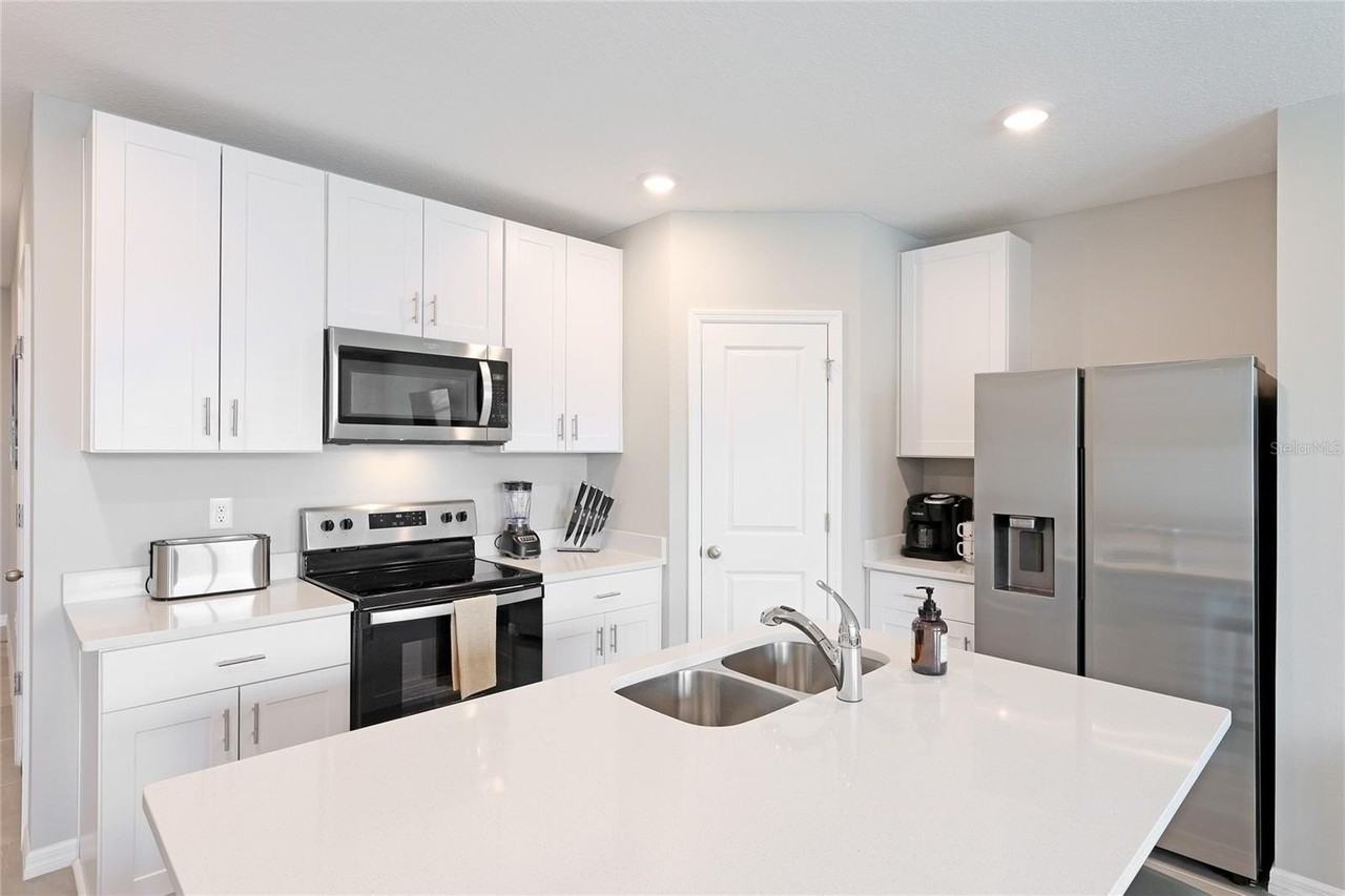 17063 Coral Key Dr - Photo 4 of 27