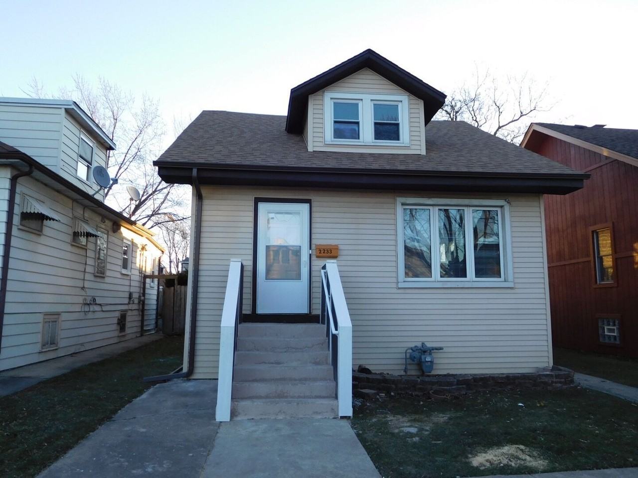 2233 N 74th Ave - Photo 2 of 16