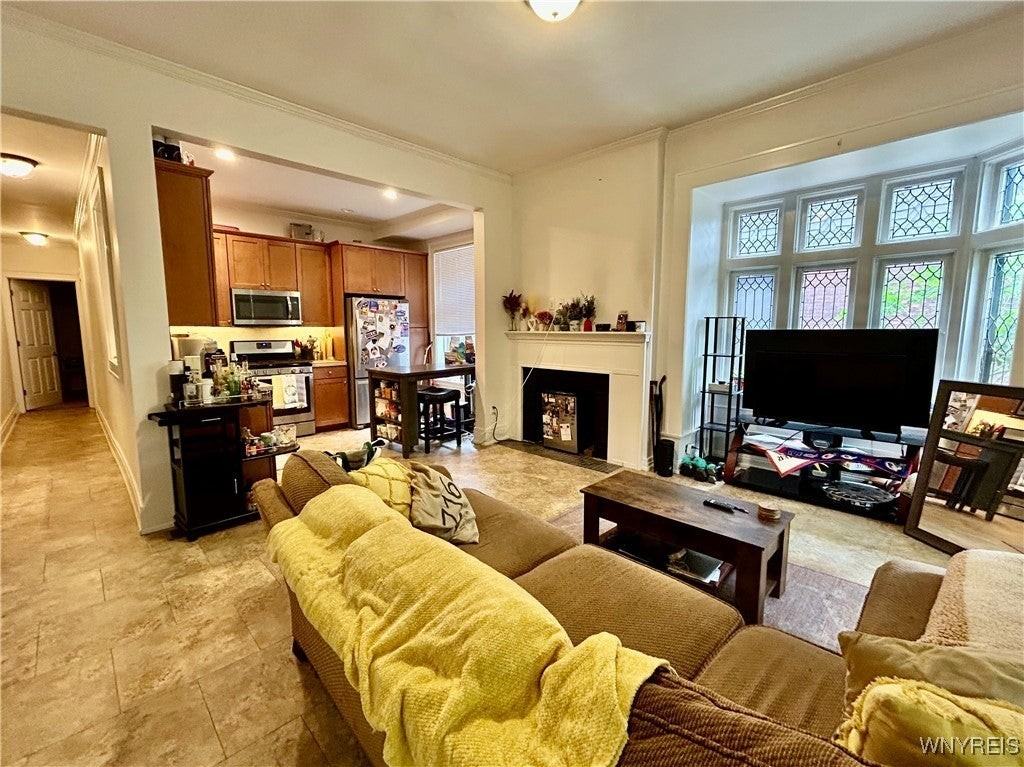 307 Summer St - Photo 4 of 12