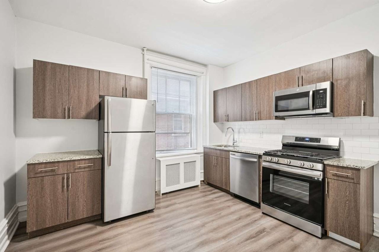 Pelham Court Apartments - Photo 6 of 44