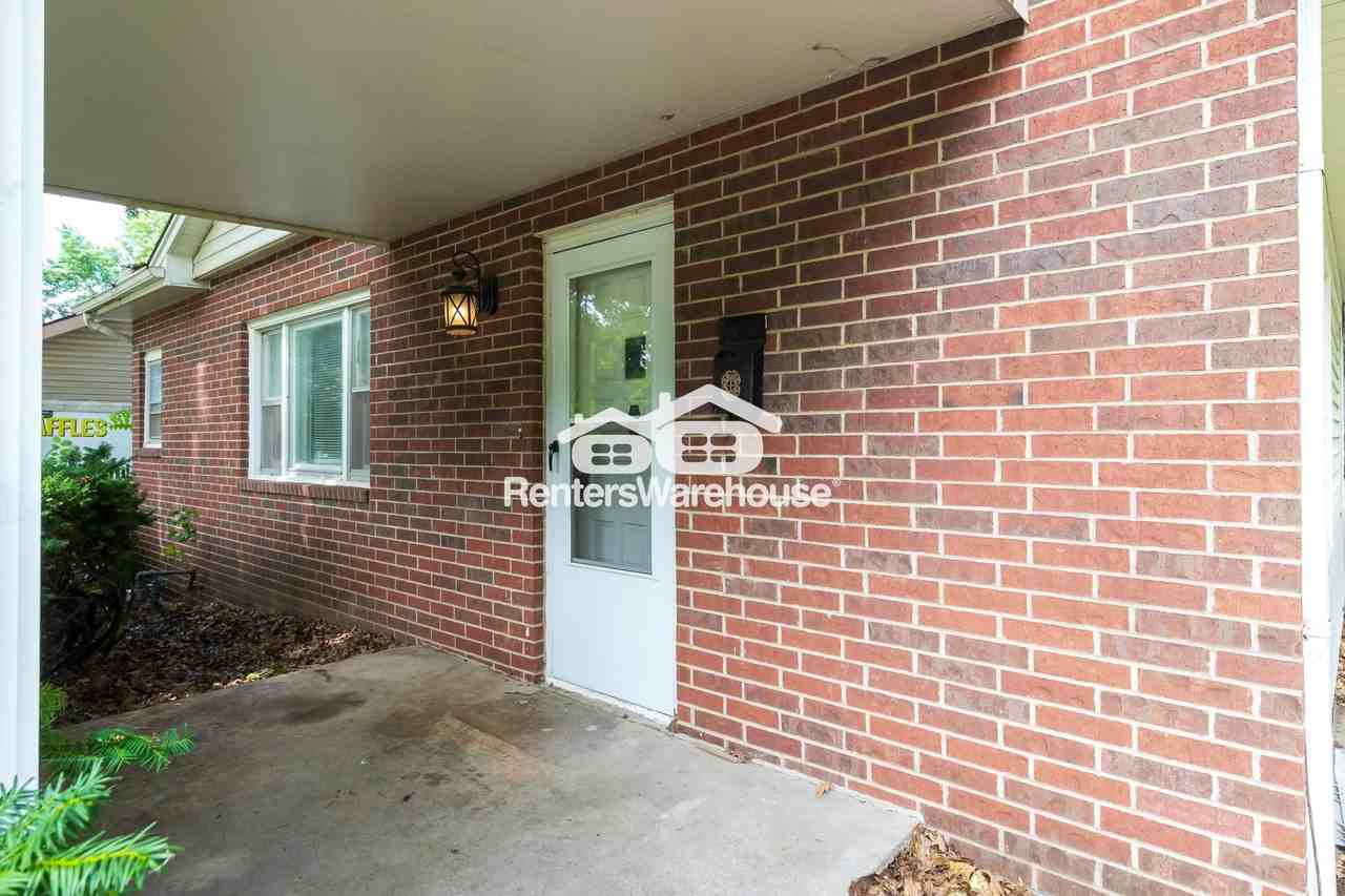 1822 S Northern Blvd - Photo 3 of 19