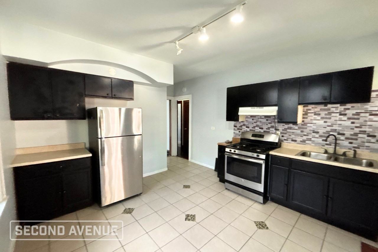 10437 S Wallace St - Photo 2 of 9