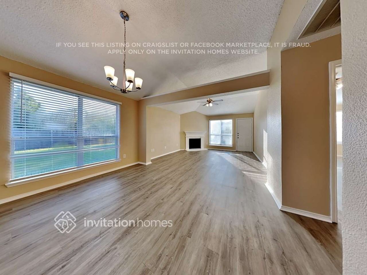 10648 Shadywood Dr - Photo 4 of 19