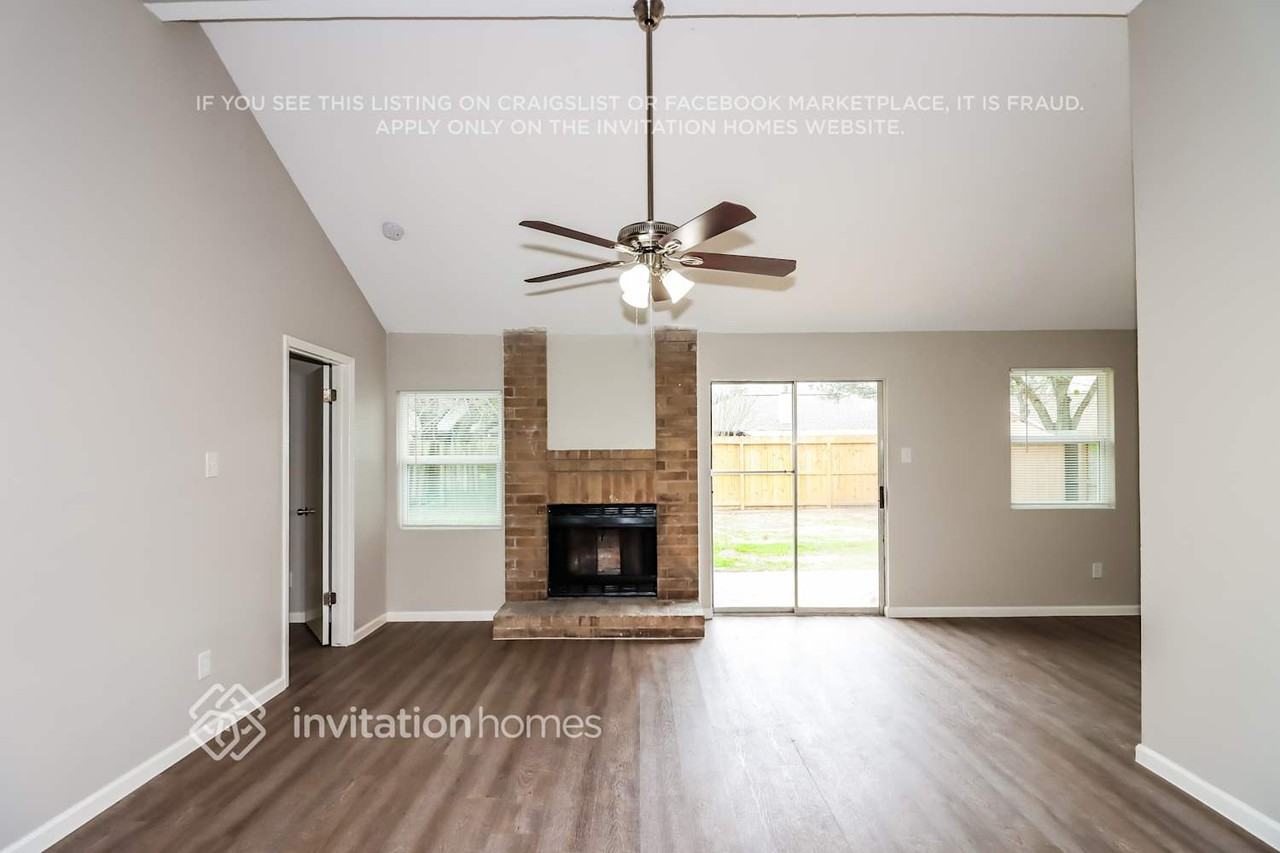 22635 Leedstown Ln - Photo 2 of 12